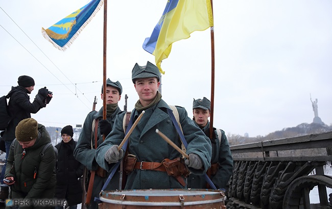 День Соборности: украинцы создали &quot;живую цепь&quot; и развернули национальный флаг (яркий фоторепортаж)